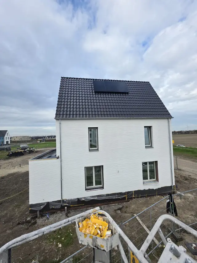 Volledig wit gesausde bakstenen gevel van een woning