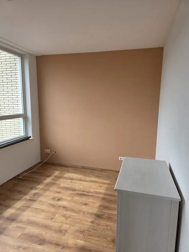 Slaapkamer met een terracotta gesausde accentwand