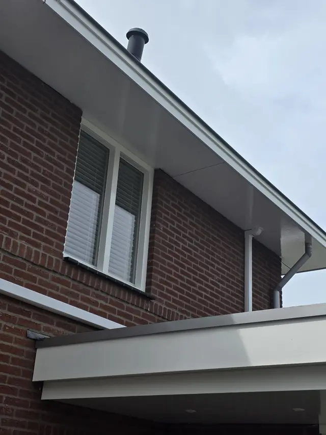 Wit gesausd plafond van een overkapping