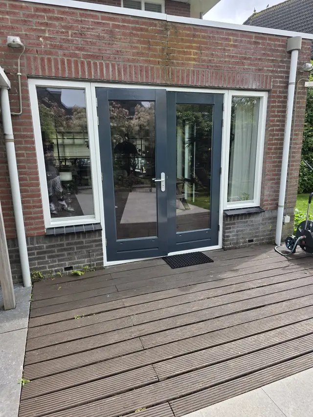 Openslaande tuindeuren met wit gelakt kozijn, opnieuw geschilderd